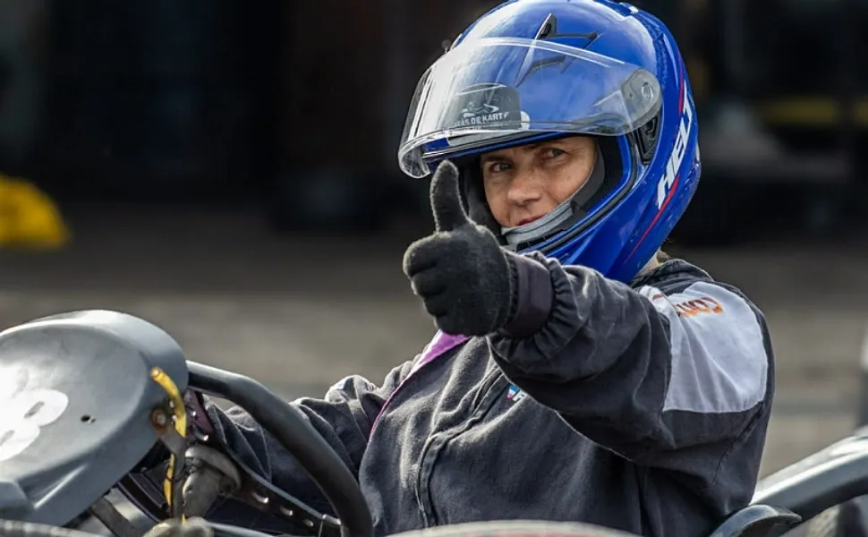 Imagem ilustrativa da imagem Do pomar ao pódio: agricultora vira piloto e leva empoderamento ao kart capixaba