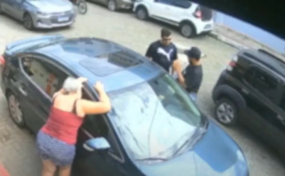 Imagem ilustrativa da imagem Falsos oficiais de Justiça aplicam golpe e roubam carro em Vila Velha; veja vídeo