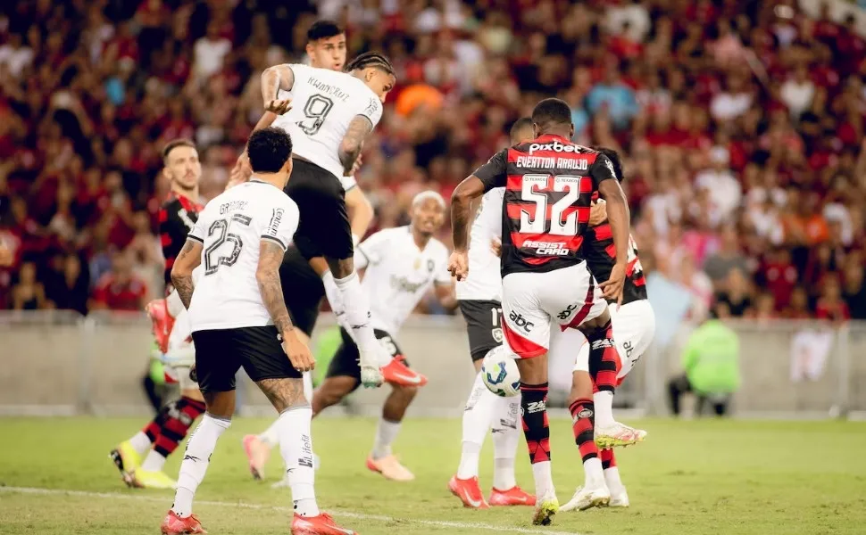 Imagem ilustrativa da imagem Flamengo e Botafogo ficam no empate e ‘dão’ liderança ao Palmeiras no Brasileirão