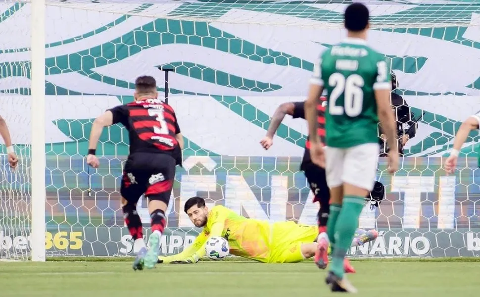 Imagem ilustrativa da imagem Flamengo vence com goleiro herói, pênaltis polêmicos e cola no líder Palmeiras