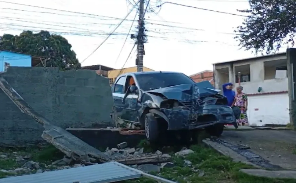 Imagem ilustrativa da imagem Foragido perde controle do carro e invade casa durante perseguição em Vila Velha