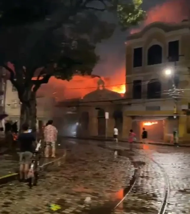Imagem ilustrativa da imagem Incêndio no Bairro de São José e quedas de árvores no Espinheiro  e em Casa Amarela