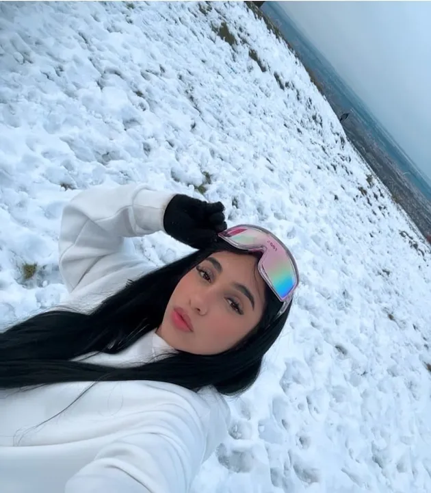 Imagem ilustrativa da imagem Influencer brasileira e o namorado são presos com R$ 38 mil em drogas na Irlanda