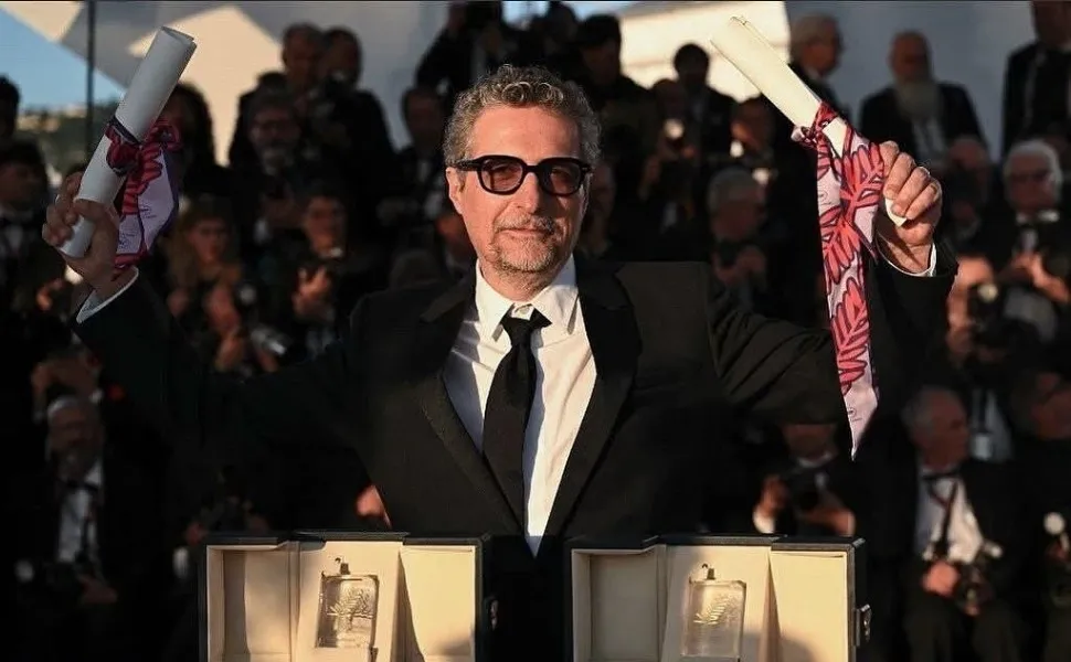 Imagem ilustrativa da imagem Kleber Mendonça Filho posta foto com vencedor da Palma de Ouro