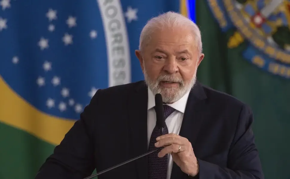 Imagem ilustrativa da imagem Lula anuncia fim de taxa para taxistas em aceno à categoria
