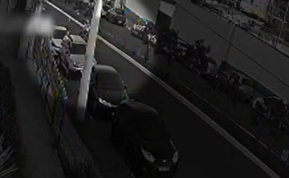 Imagem ilustrativa da imagem Motociclista atropela bola chutada para fora de estádio, cai e quebra a perna