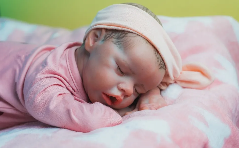 Imagem ilustrativa da imagem Mulher tenta vacinar bebê reborn em posto de saúde: 'só abrir uma agulha e fingir'