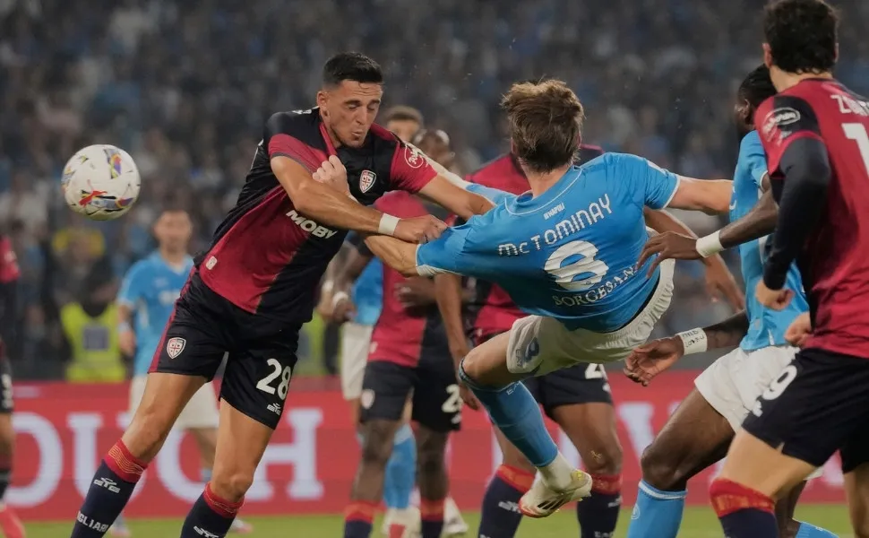 Imagem ilustrativa da imagem Napoli leva susto da Inter, mas é campeão italiano com golaço de voleio