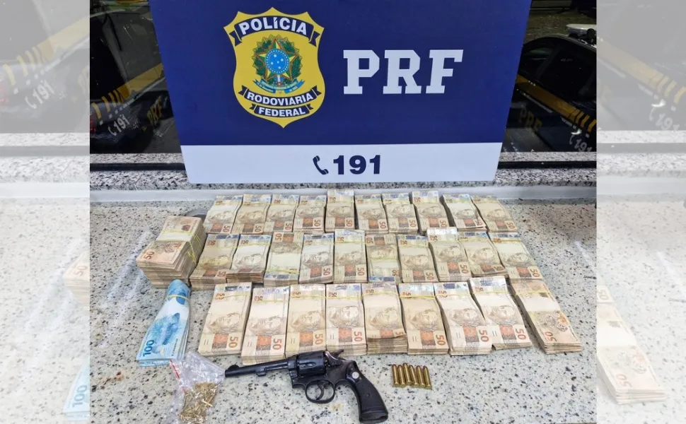 Imagem ilustrativa da imagem PRF apreende arma, R$ 172 mil em espécie e joias durante fiscalização em Guarapari