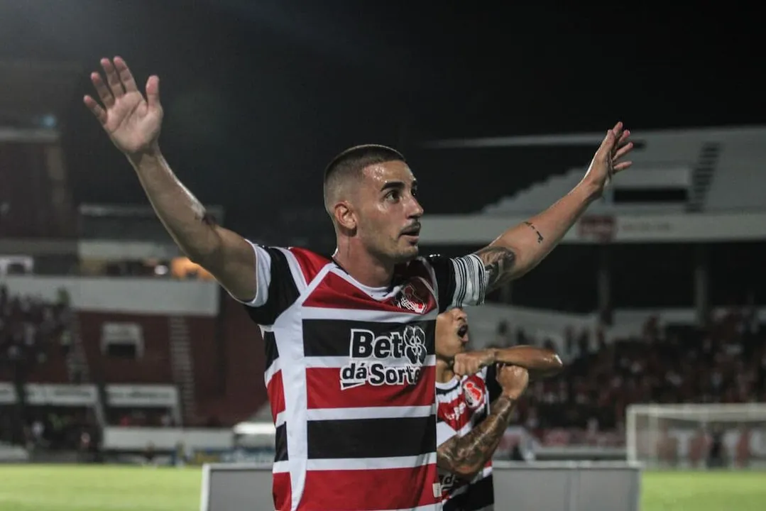 Imagem ilustrativa da imagem Santa Cruz vence o América-RN no Arruda e assume a liderança do grupo