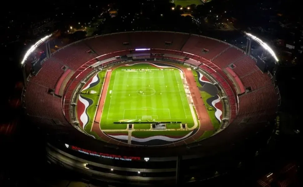 Imagem ilustrativa da imagem Torcedores atingidos por placa no MorumBis seguem internados e passam por cirurgias