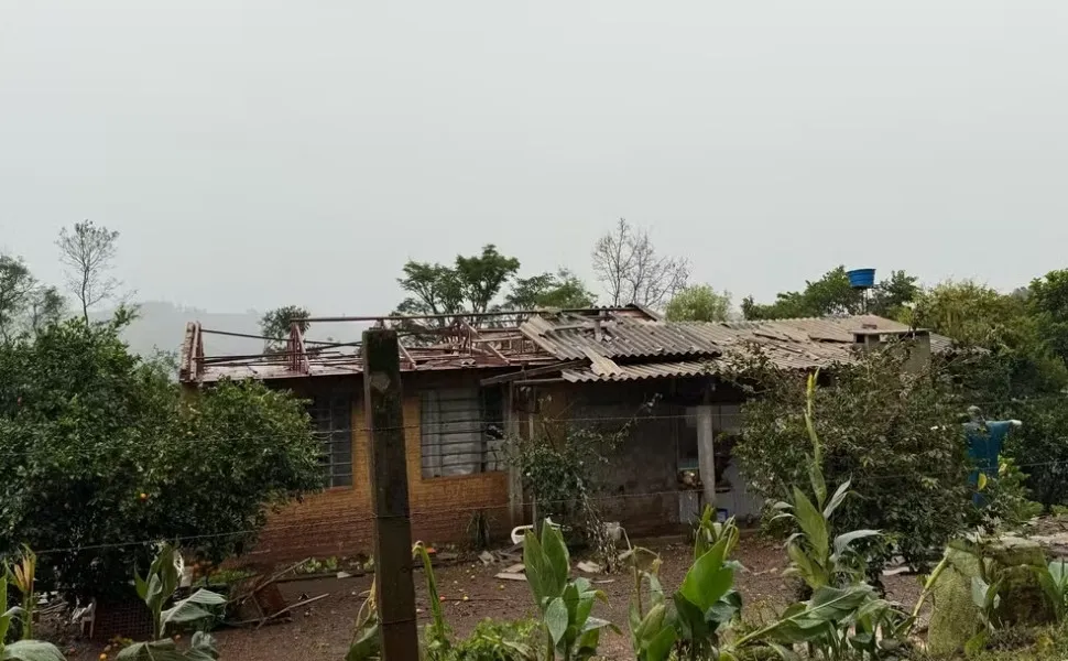 Imagem ilustrativa da imagem Tornado destrói pavilhão e danifica 285 casas no Rio Grande do Sul