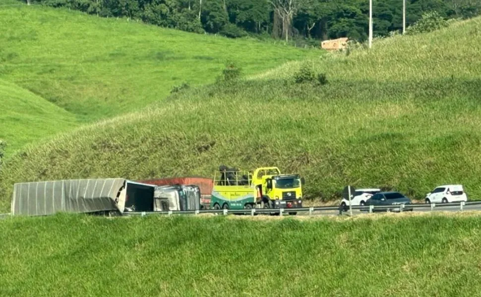 Imagem ilustrativa da imagem VÍDEO | Acidente com carreta afeta trânsito na BR-101 em Anchieta