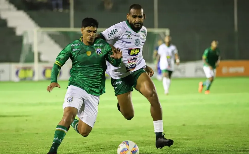 Imagem ilustrativa da imagem VÍDEO | Jogo em MG fica 43 minutos parado após árbitro voltar atrás em gol polêmico