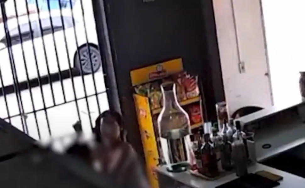 Imagem ilustrativa da imagem VÍDEO | Jovem é esfaqueada com canivete em tabacaria na Serra; veja o que se sabe