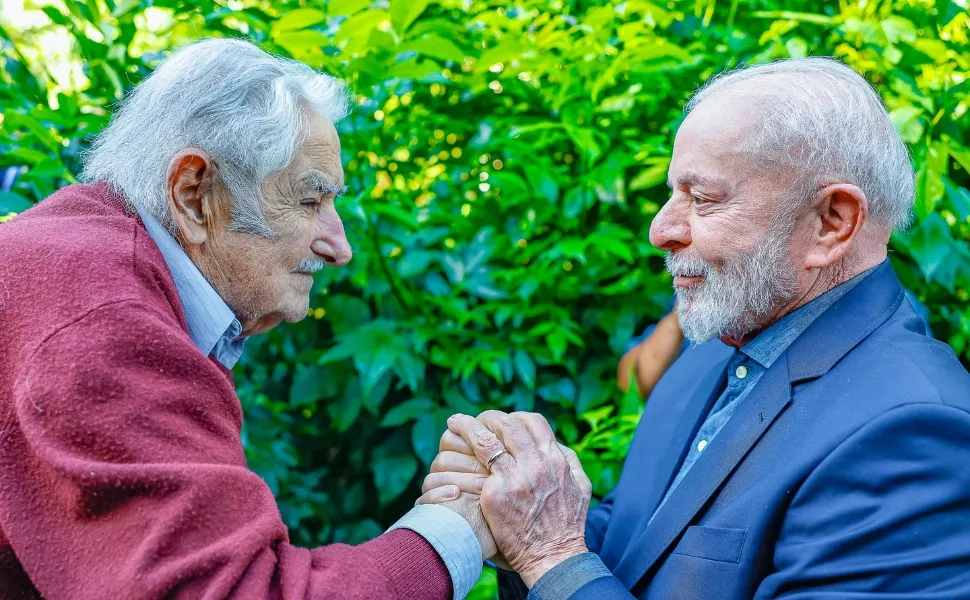 Imagem ilustrativa da imagem Velório de Mujica é prorrogado para a chegada de Lula, diz jornal uruguaio