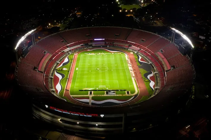 Imagem ilustrativa da imagem Vídeo mostra o momento em que placa metálica atinge torcedores no jogo do São Paulo; veja
