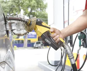 Imagem ilustrativa da imagem Dia Livre de Impostos: 5 mil litros de gasolina a R$ 4,34 nesta quinta-feira