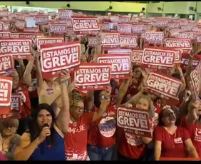 Imagem ilustrativa da imagem Professores do Recife rejeitam proposta da prefeitura e entram em greve
