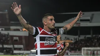 Imagem ilustrativa da imagem Santa Cruz vence o América-RN no Arruda e assume a liderança do grupo
