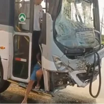 Imagem ilustrativa da imagem Colisão entre ônibus deixa passageiros feridos, em Olinda
