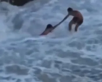 Imagem ilustrativa da imagem Casal é salvo de afogamento no "Buraco da Véia" por moradores e policial de folga