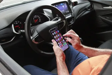 Imagem ilustrativa da imagem 83 motoristas são multados por dia por usar celular ao volante no ES