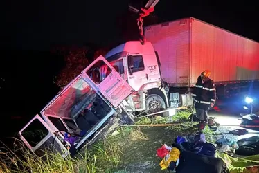 Imagem ilustrativa da imagem Acidente entre carreta e micro-ônibus deixa mortos e feridos na BR-251 em MG