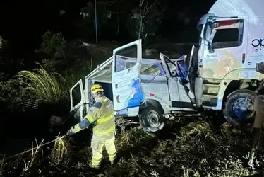Imagem ilustrativa da imagem Acidente entre carreta e van deixa nove mortos em MG