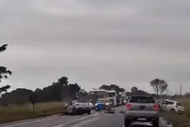 Imagem ilustrativa da imagem Acidente entre três veículos deixa feridos em estado grave e interdita BR-101 no ES