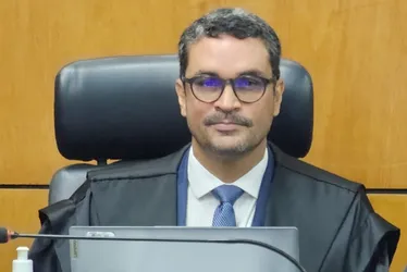 Imagem ilustrativa da imagem Advogado toma posse como juiz titular do TRE-ES