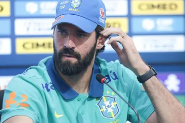 Imagem ilustrativa da imagem Alisson celebra vaga na Copa, mas detona ambiente tumultuado: ‘Não fomos blindados’