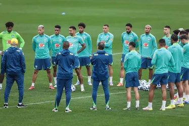 Imagem ilustrativa da imagem Ancelotti faz reunião com jogadores em campo e comanda treino descontraído na seleção brasileira
