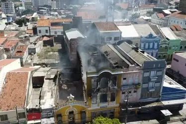 Imagem ilustrativa da imagem Após incêndio da sexta-feira, 18 imóveis são interditados por medida de segurança