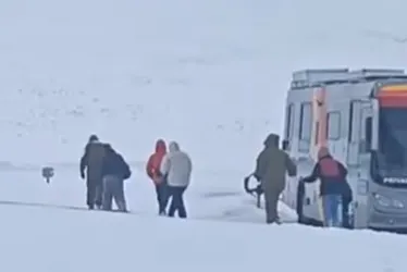 Imagem ilustrativa da imagem Autoridades chilenas dizem ter resgatado brasileiros presos em estrada após nevasca