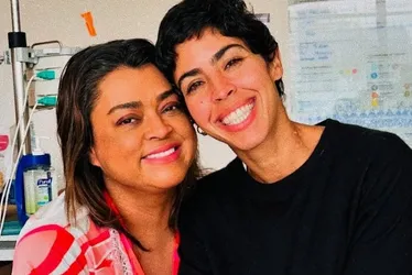 Imagem ilustrativa da imagem Bela Gil se emociona ao falar de Preta Gil: 'Ver quem a gente ama sofrer é cruel'