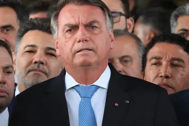 Imagem ilustrativa da imagem Bolsonaro passa mal e é levado para hospital sob escolta da polícia