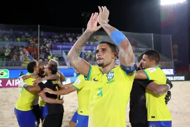Imagem ilustrativa da imagem Brasil vence Portugal com golaços e vai à final da Copa de futebol de areia