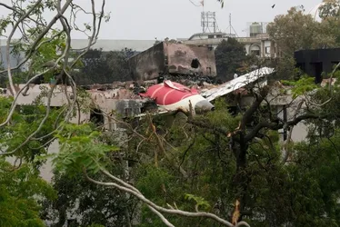 Imagem ilustrativa da imagem Caixa-preta do avião que caiu após decolagem na Índia é recuperada