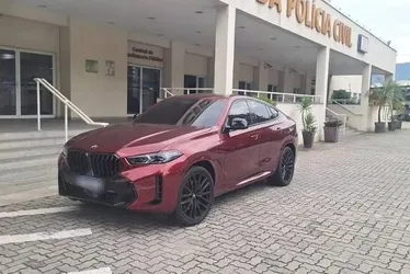 Imagem ilustrativa da imagem Carro de R$ 1 milhão de MC Poze do Rodo é apreendido por suspeita de alteração na cor