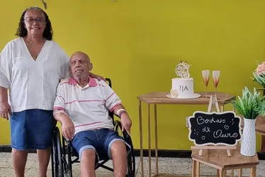 Imagem ilustrativa da imagem Casal celebra 50 anos de amor e companheirismo durante internação no Recife