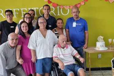Imagem ilustrativa da imagem Casal celebra 50 anos de amor e companheirismo durante internação no Recife