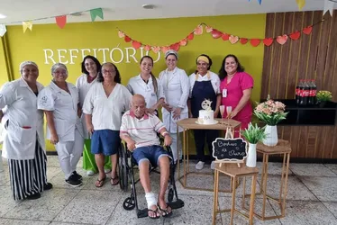 Imagem ilustrativa da imagem Casal celebra 50 anos de amor e companheirismo durante internação no Recife