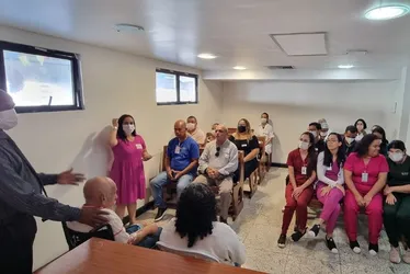 Imagem ilustrativa da imagem Casal celebra 50 anos de amor e companheirismo durante internação no Recife