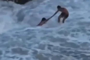 Imagem ilustrativa da imagem Casal é salvo de afogamento no "Buraco da Véia" por moradores e policial de folga