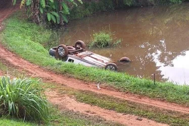 Imagem ilustrativa da imagem Casal morre após carro capotar em represa no Sul do ES