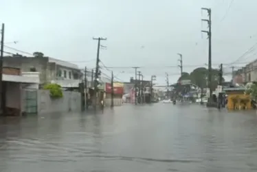 
          Imagem ilustrativa da imagem Chuva danifica muro de contenção no Recife e alaga vias em Olinda e Jaboatão
          