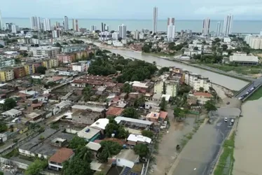 Imagem ilustrativa da imagem Chuva deve continuar no Grande Recife e Zona da Mata, alerta Apac; risco segue alto