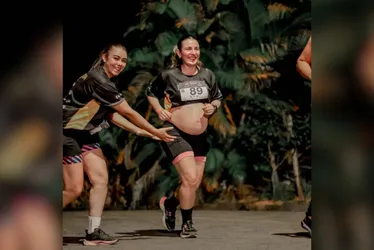 Imagem ilustrativa da imagem Com 35 semanas de gravidez, atleta amadora completa 7 km em corrida de rua