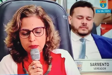 Imagem ilustrativa da imagem Com gritos e blindagem, Câmara de Olinda arquiva impeachment da prefeita Mirella